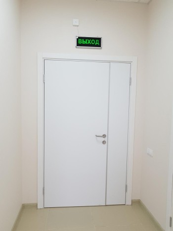 Двустворчатая дверь Капель Классик белая в поликлинике